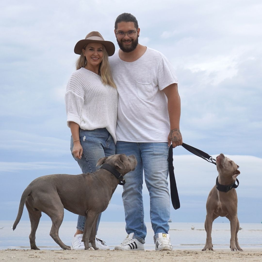 Lui und Paulina stehen mit Vito und Amalia im Freien.