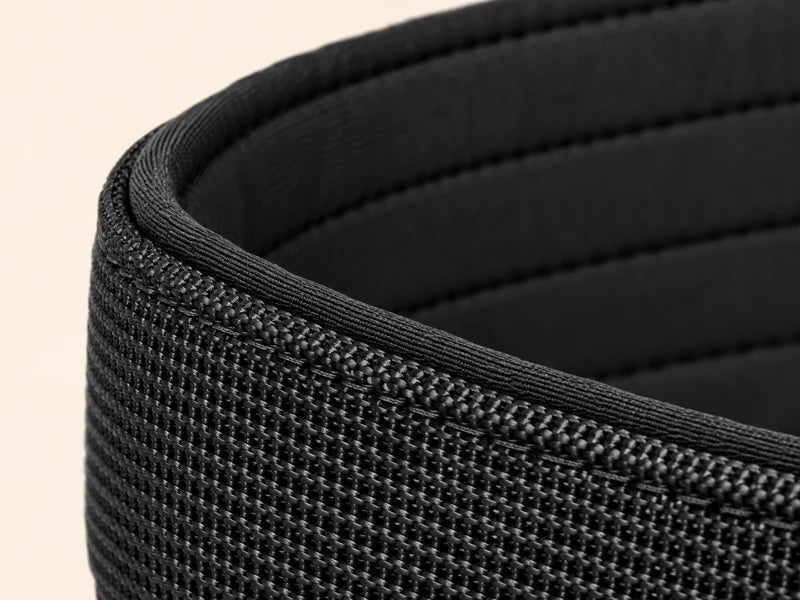 Detail der abstehenden Innenpolsterung des schwarzen Extreme-Halsbands