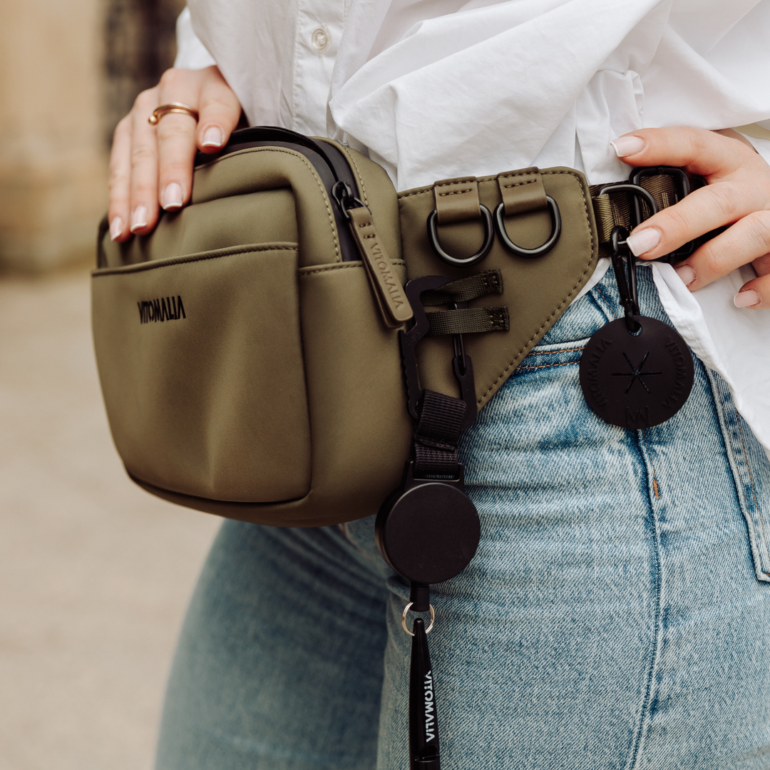 Multifunktionale Khaki Gassitasche für Hundebesitzer als Bauchtasche in Khaki: Mit herausnehmbaren Leckerlifächern, Kotbeutelspender und Wasserflaschenhalter - Vitomalia - Gassitasche